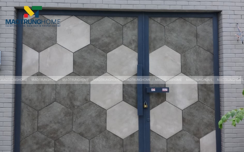 Tường cửa chính ốp gạch giả bê tông lục giác