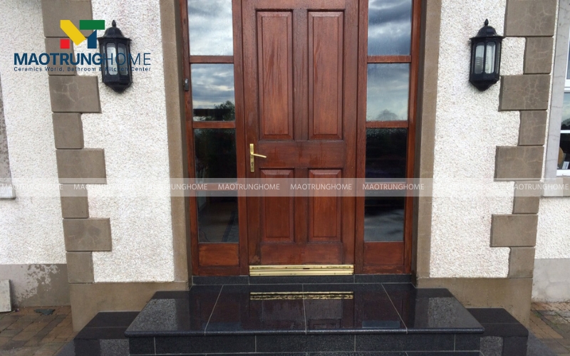 Tường cửa chính ốp gạch giả bê tông kết hợp cửa gỗ