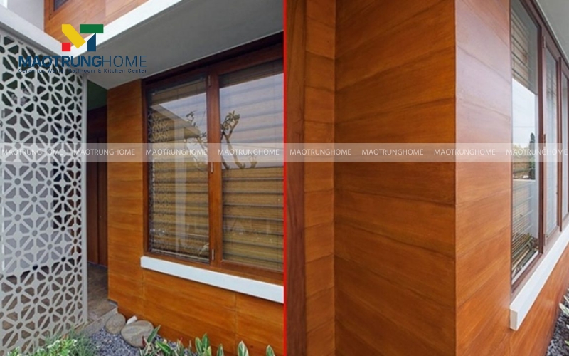 Tường cửa chính ốp gạch giả gỗ tự nhiên