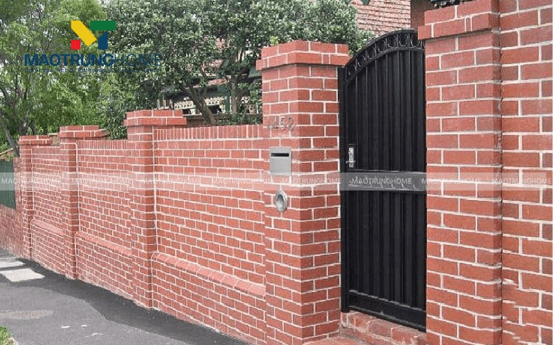 Tường cửa chính ốp gạch thẻ