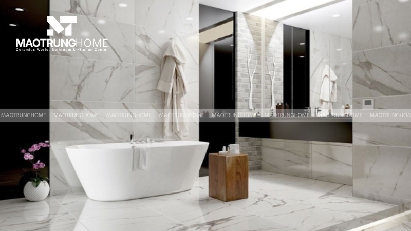 Bồn tắm nằm độc lập màu trắng với thiết kế nghệ thuật đặt giữa phòng tắm khách sạn 5 sao