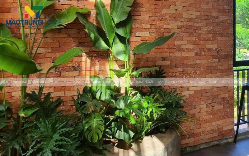 Tiểu cảnh sân vườn với tường gạch giả cổ màu nâu đỏ