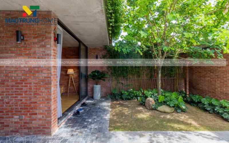 Tiểu cảnh sân vườn với tường gạch giả cổ kết hợp cây xanh