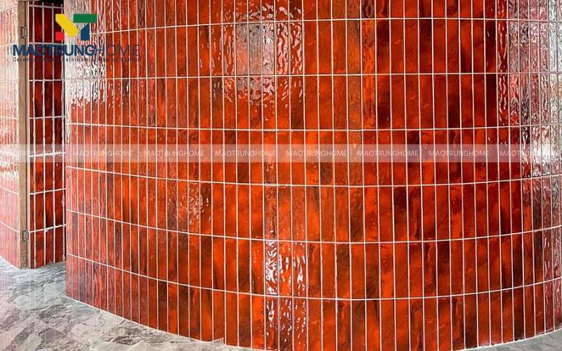 Tường ốp gạch thẻ màu đỏ nâu