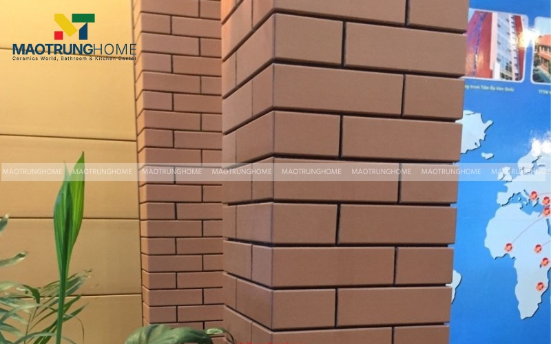 Tường ốp gạch thẻ màu nâu đất