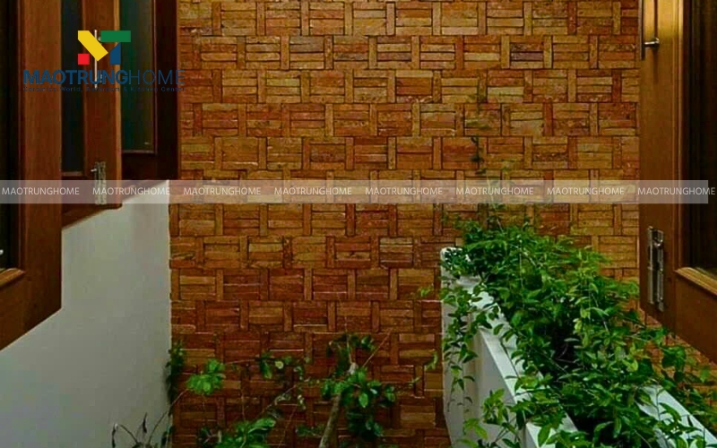 Tiểu cảnh sân vườn với tường gạch giả cổ