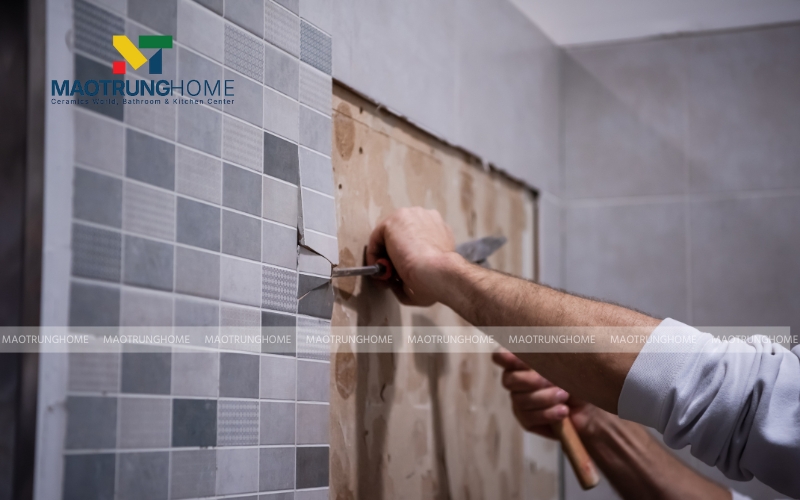 Tháo dỡ viên gạch bị hỏng