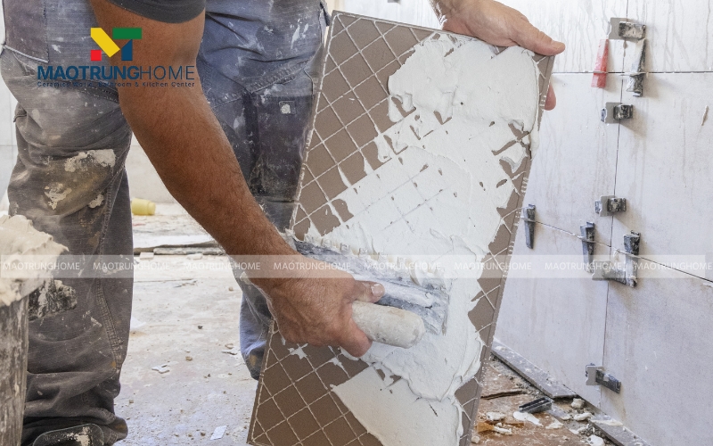 Vệ sinh và trát keo dán gạch