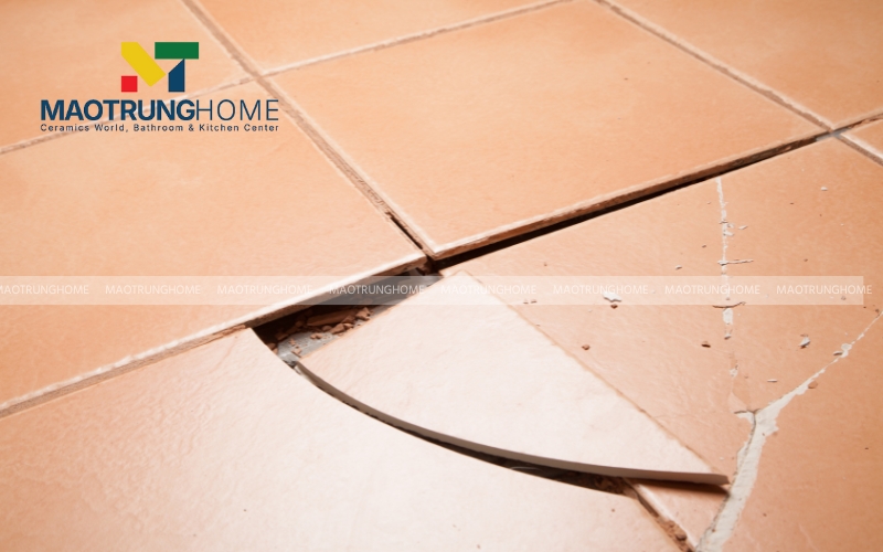 Gạch bong tróc gây mất an toàn, nguy hiểm
