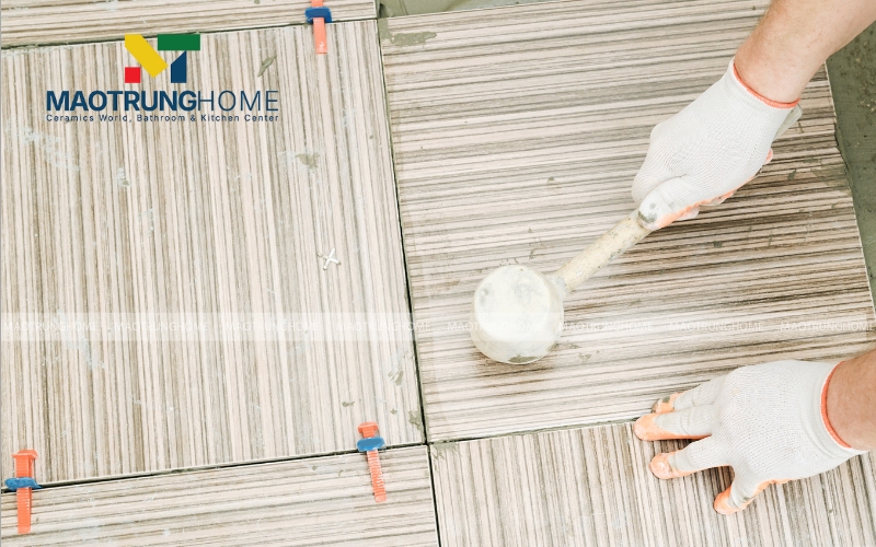 Dùng búa cao su gõ nhẹ để xác định chính xác phạm vi của vùng bị ộp