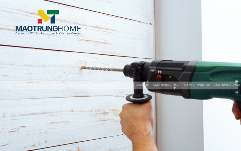 Sử dụng máy khoan để khoan vài lỗ nhỏ ở vị trí ộp