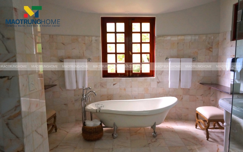 Nhà nhỏ có tường ốp gạch vân đá vàng ngà 