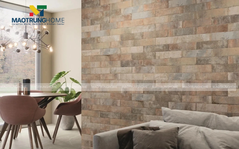Tường được ốp gạch thẻ màu nâu hiện đại
