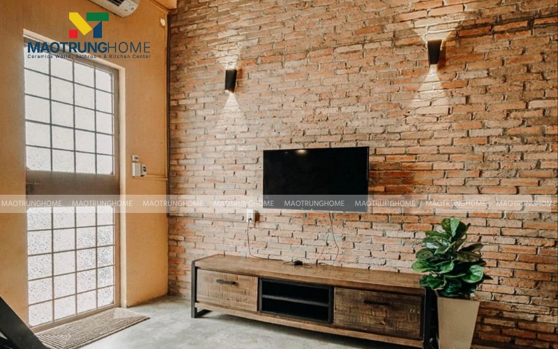 Tường được ốp gạch thẻ màu nâu