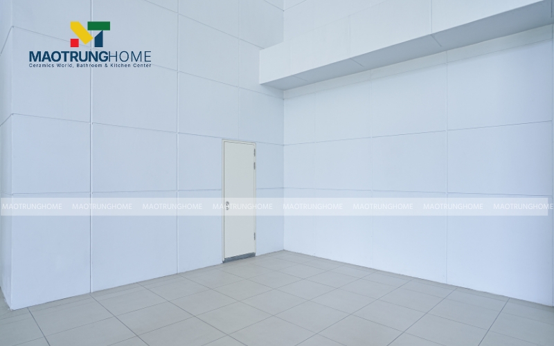 Nhà nhỏ với tường ốp gạch đơn sắc trắng xanh