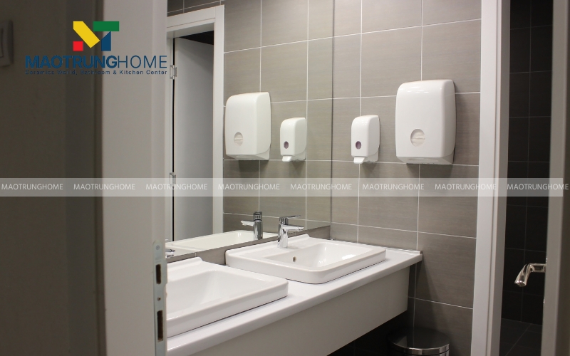 Nhà nhỏ có tường ốp gạch đơn sắc nâu