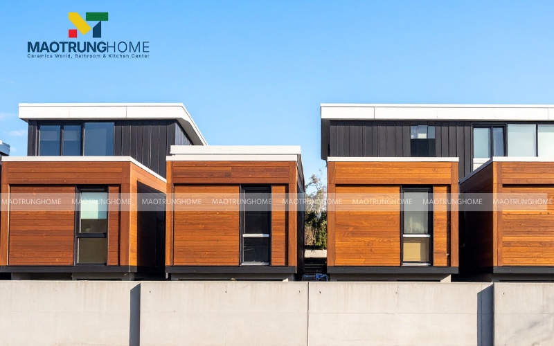 Nhà ốp gạch giả gỗ màu tự nhiên kết hợp gạch giả gỗ màu đen