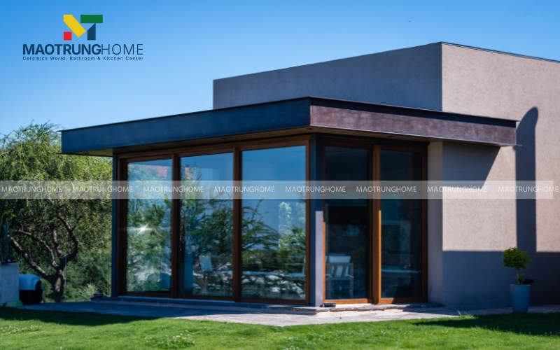 Nhà ốp gạch giả bê tông phần viền mái