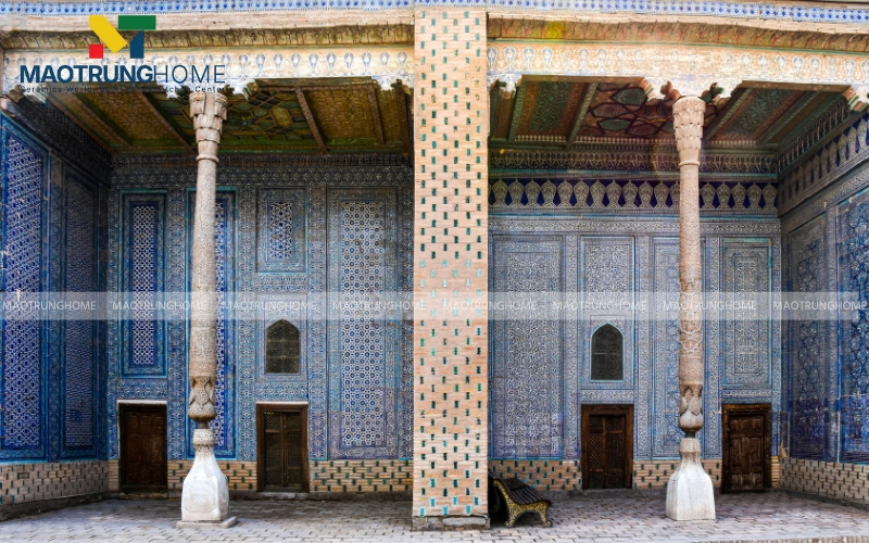 Nhà ốp tường gạch mosaic xanh dương kết hợp vàng