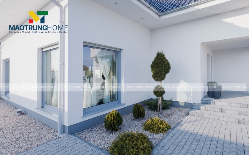 Nhà ốp gạch chân tường màu đơn sắc