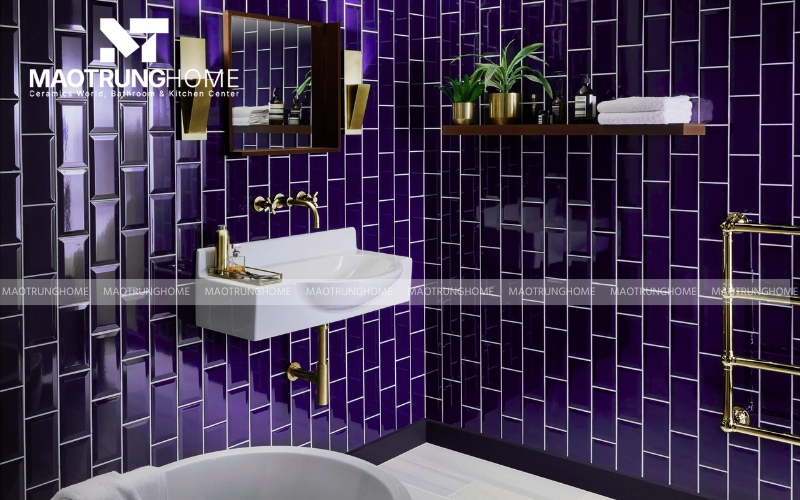 Phòng tắm ốp gạch thẻ màu tím đậm theo chiều dọc