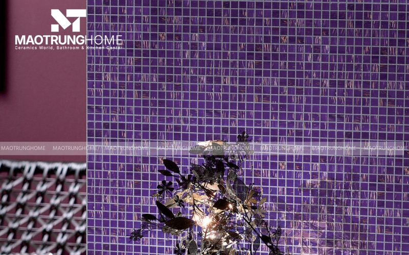 Một gốc tường ốp gạch mosaic màu tím