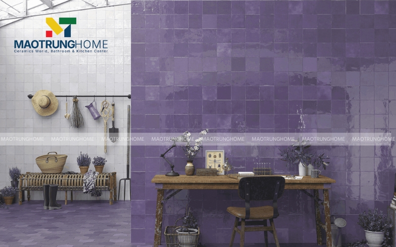 Góc phòng ốp gạch thẻ màu tím kết hợp với tường trắng và nội thất màu nâu