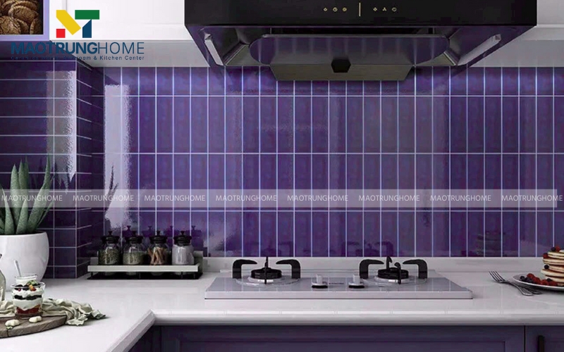 Phòng bếp ốp gạch thẻ tím khổ nhỏ