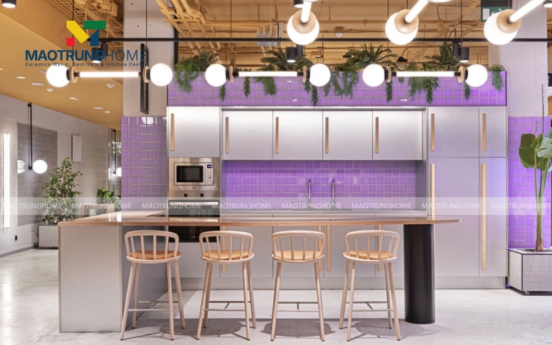 Phòng khách lát gạch thẻ tím pastel