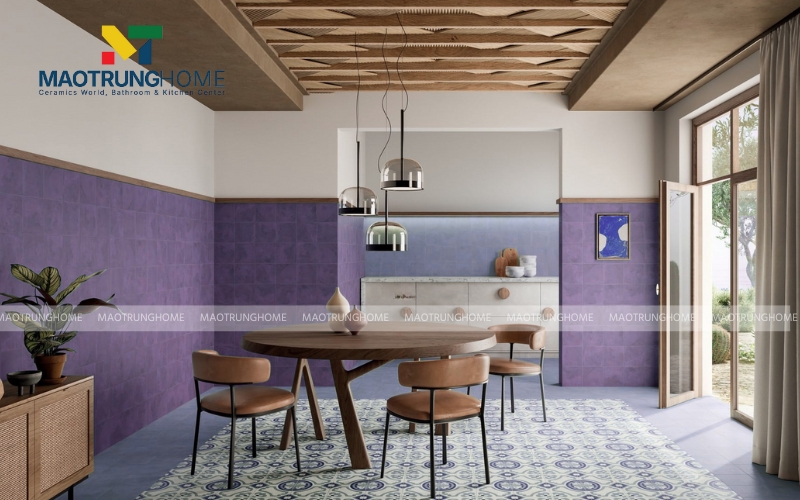 Phòng khách có tường ốp gạch tím đậm