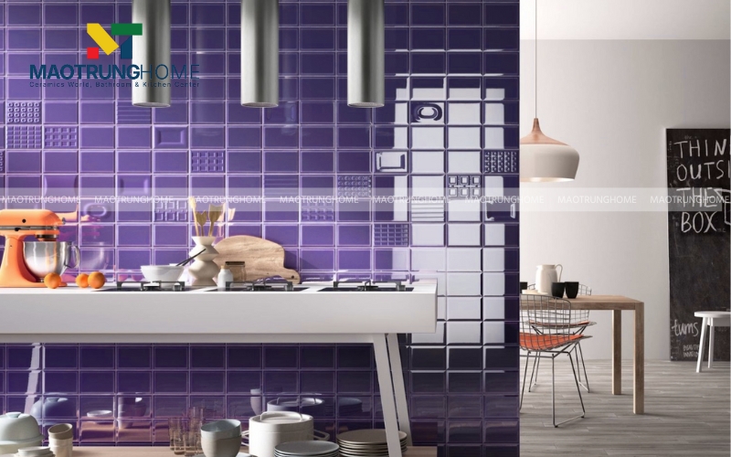 Tường nhà ốp gạch thẻ màu tím đậm