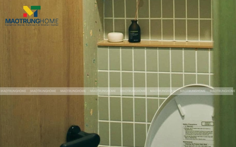 Nhà vệ sinh ốp gạch thẻ màu xanh bơ pastel