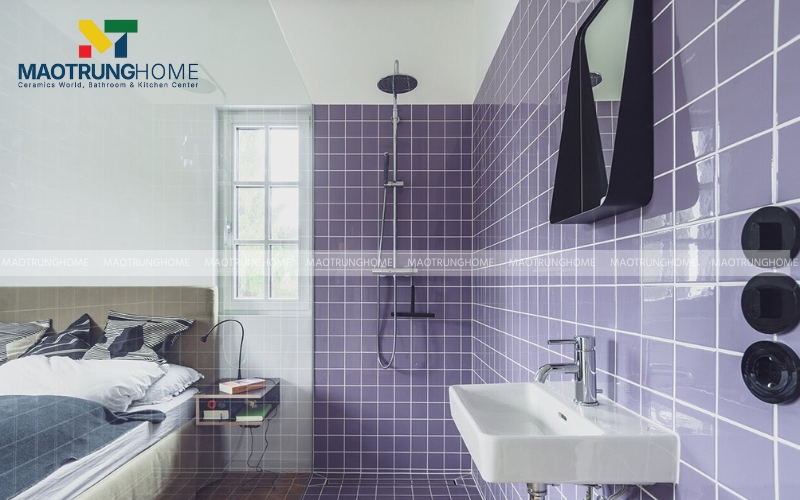 Nhà vệ sinh ốp gạch thẻ màu tím pastel