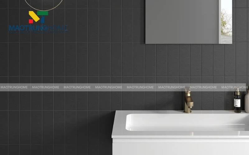 Gạch thẻ to tông màu xám đậm hiện đại