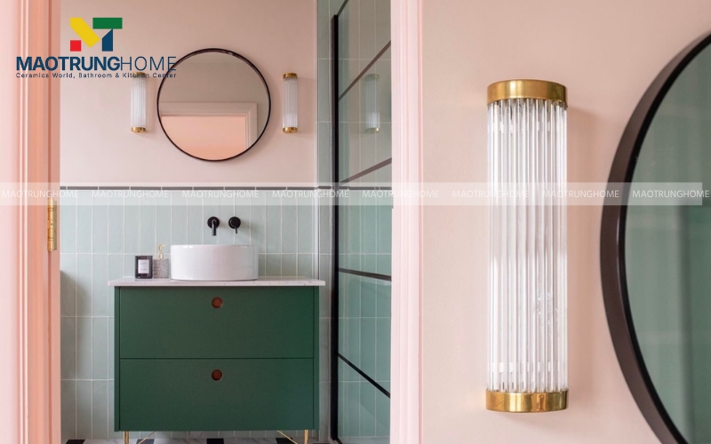 Nhà vệ sinh ốp gạch thẻ màu hồng pastel kết hợp gạch xanh