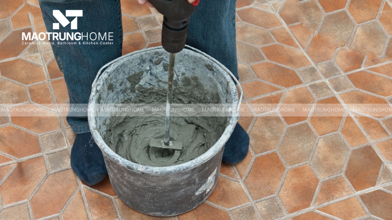 Bước 2: Trộn keo dán gạch đúng tỷ lệ