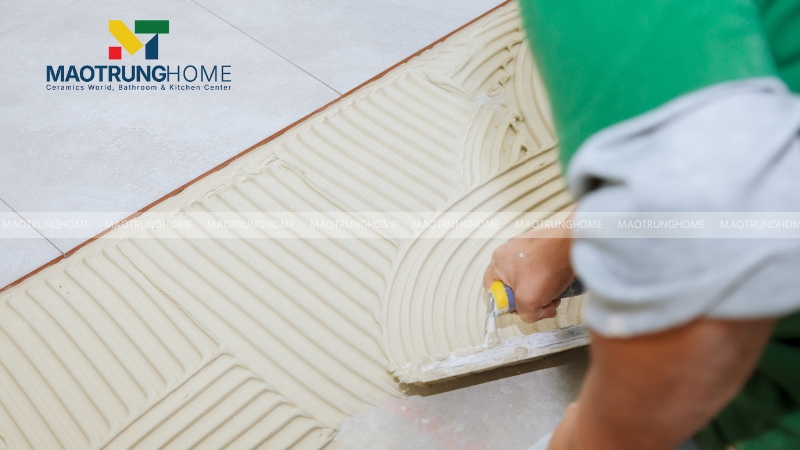 Bước 3: Trải keo dán gạch lên sàn