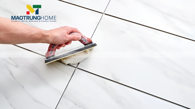 Bước 6: Chà ron (trét mạch) gạch