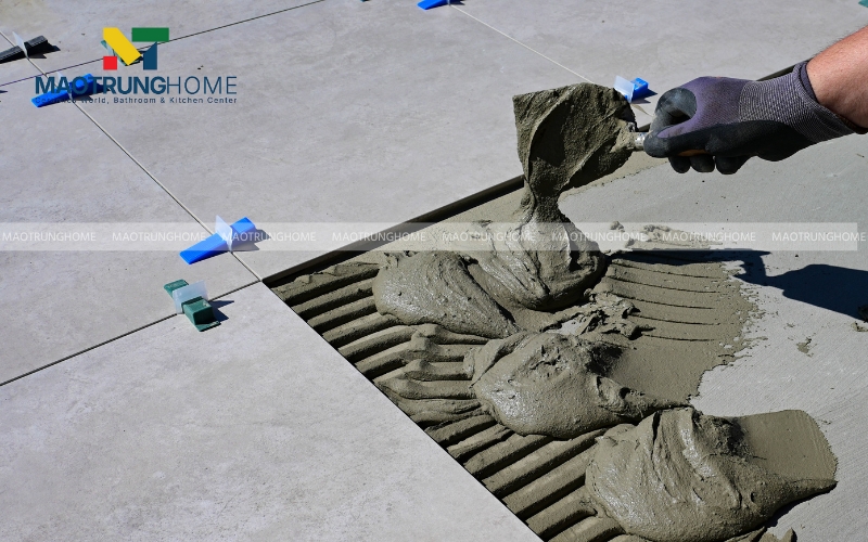Trét keo lên bề mặt gạch hoạc vị trí lát gạch