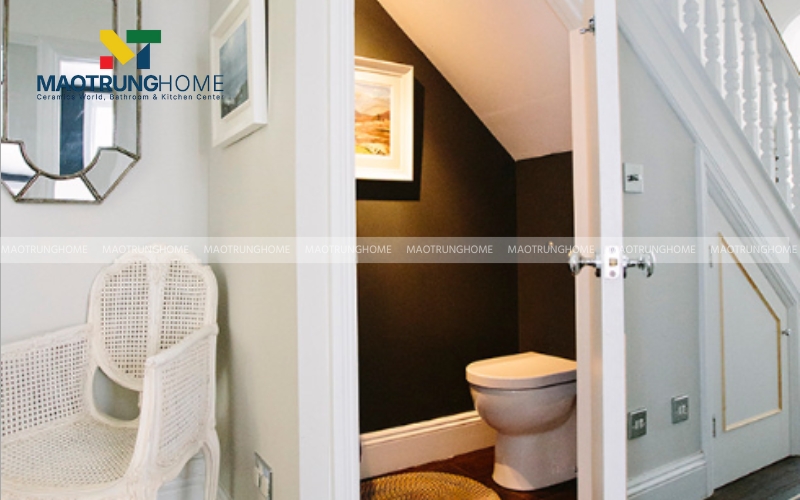 Nhà vệ sinh ốp tường gạch màu đen hiện đại