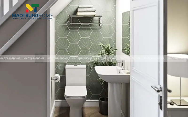 Nhà vệ sinh ốp gạch lục giác màu xanh bơ