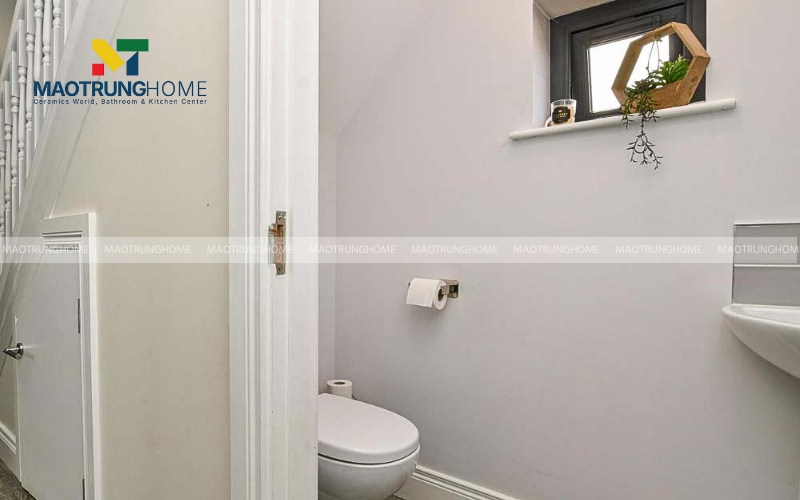 Nhà vệ sinh cơ bản dưới gầm cầu thang