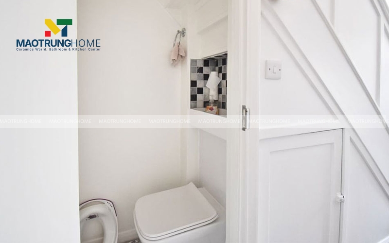 Nhà vệ sinh màu trắng đơn giản thoáng mát