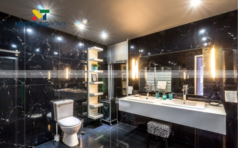 Nhà vệ sinh 6m2 sang trọng với gạch vân đá đen và thiết bị vệ sinh màu trắng