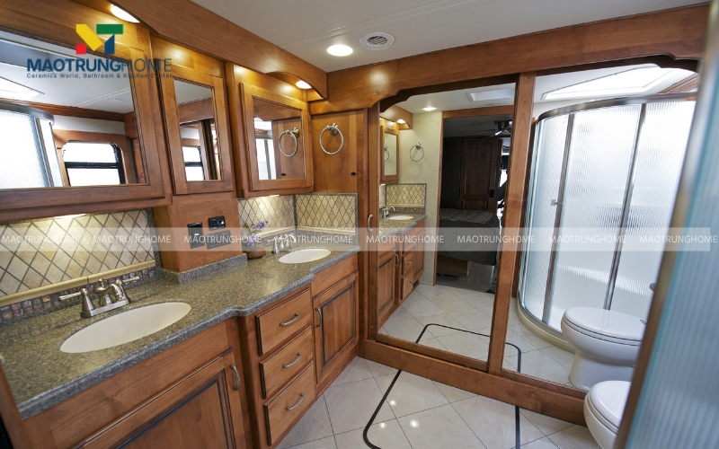 Phòng tắm 6m2 phong cách công nghiệp kệ tủ lavabo gỗ tự nhiên