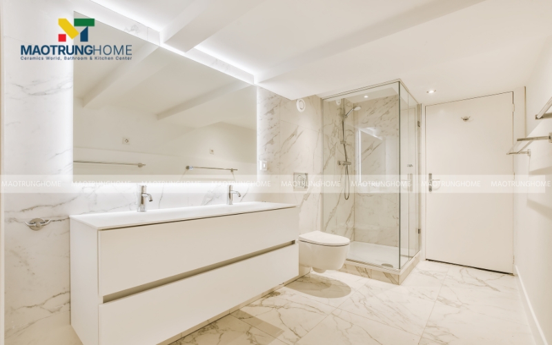 Tủ lavabo treo tường cỡ lớn trong nhà vệ sinh 6m2 giúp tối ưu không gian lưu trữ