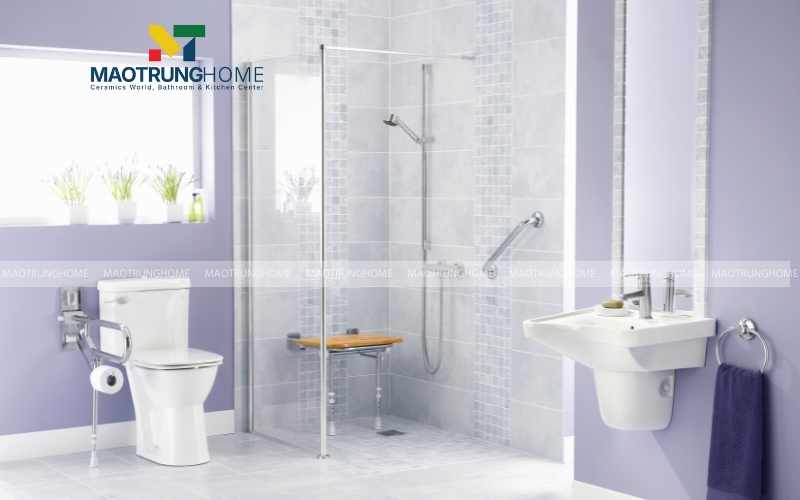 Nhà vệ sinh 6m2 phong cách tối giản với tường màu tím