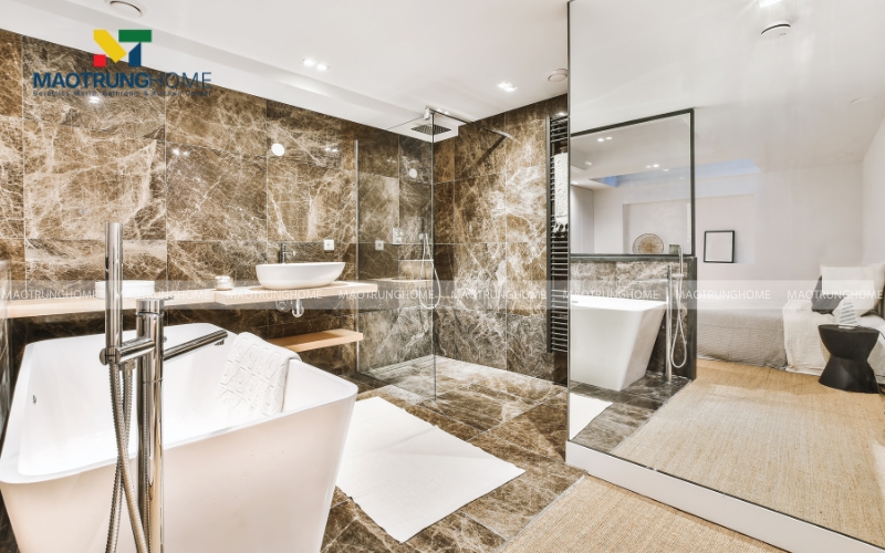 Nhà vệ sinh 6m2 phong cách luxury với gạch ốp tường vân mây màu sáng