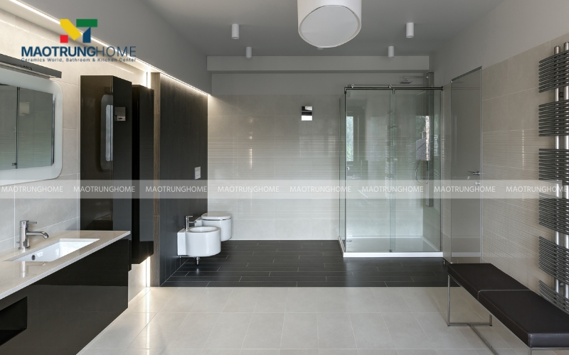 Nhà vệ sinh 6m2 tối giản với tông màu xám đen và nội thất gọn gàng