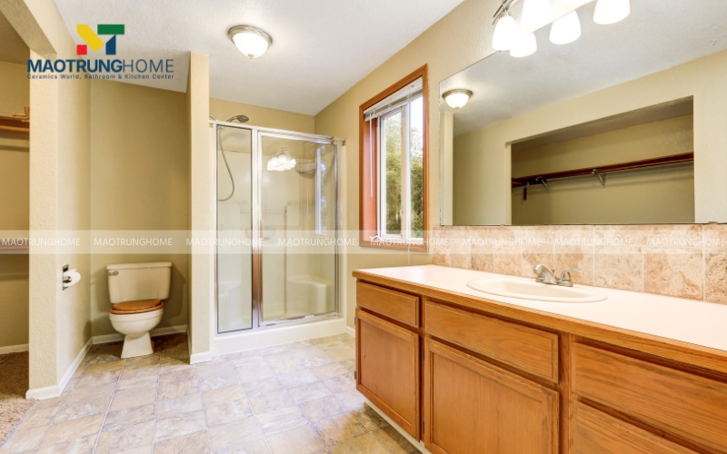 Khu vực tắm đứng trong nhà vệ sinh 6m2 với vách kính tủ gỗ to